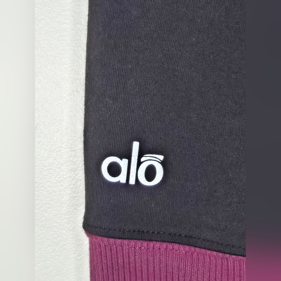 31. Alo Yoga Goddess Leggings – Black & Purple – Size Medium - Picture 3 of 6